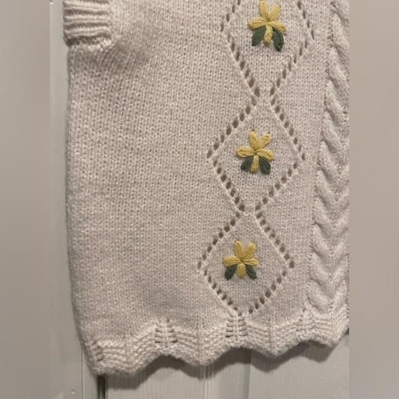 NWT Sincerely Jules Size L Cream Pointelle Knit Flower Sleeveless Top Vest - Picture 3 of 10